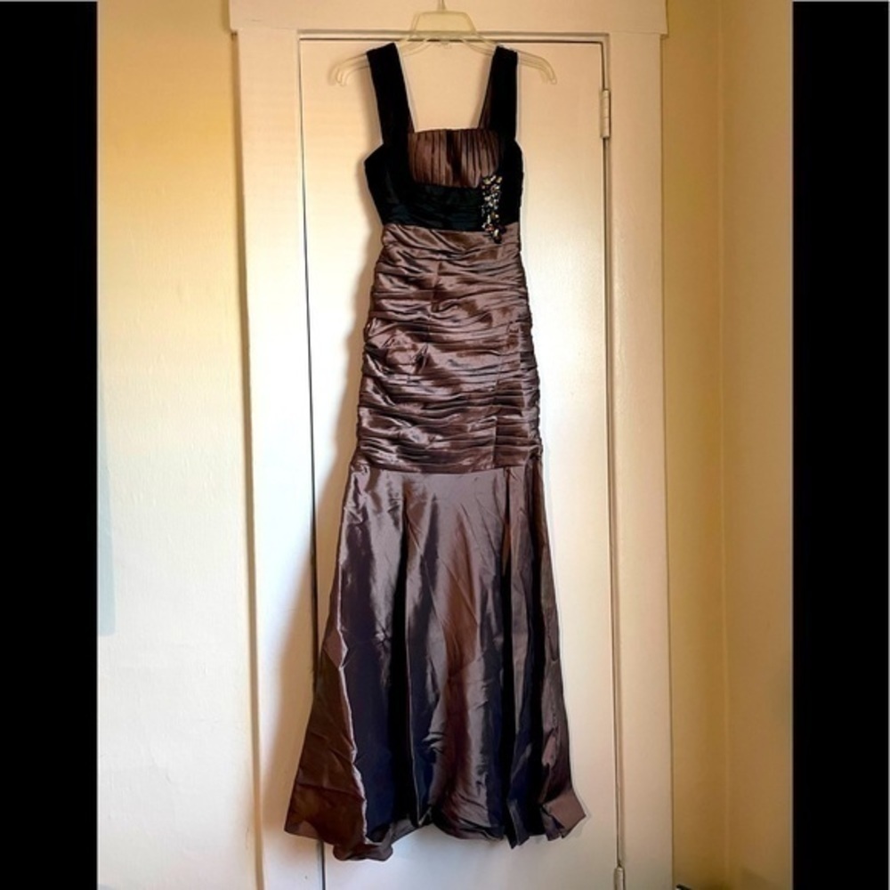 Dave & Johnny Brown Gown Size 1/2‎
